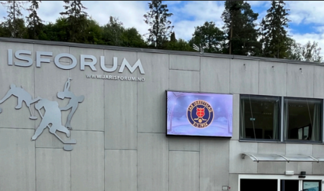 Large screen on the facade of Jar Isforum ice rink